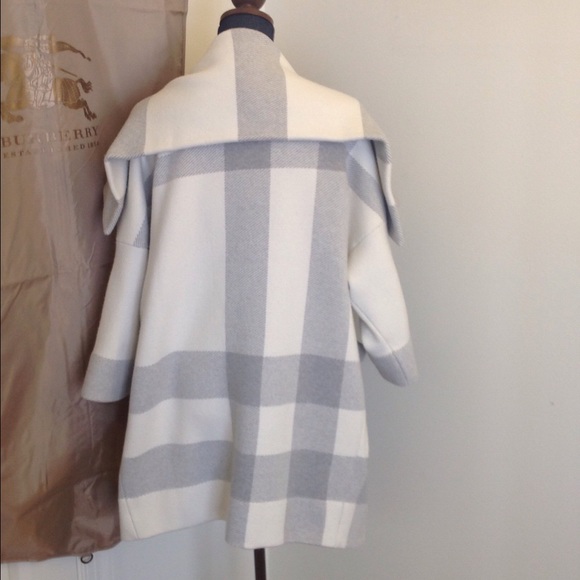Burberry cashmere cape - Picture 2 of 3